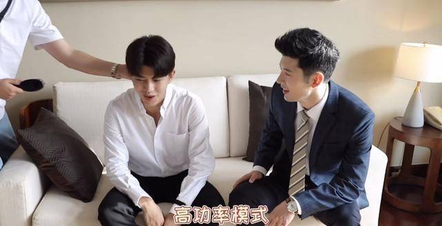 任嘉伦刘芮麟片场开车高功率模式为顾川和姜小宁的恋爱助阵