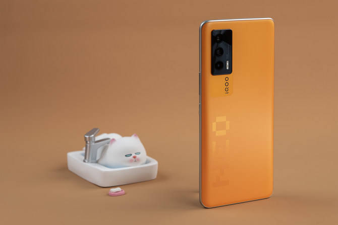 方面|iQOO Neo5像素橙开箱：5万方格致敬像素风游戏元素