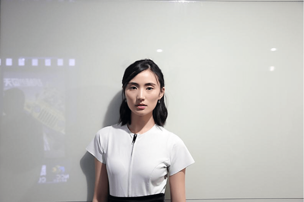 据一些网民说,海哈金的家庭情况其实很好,她家里有