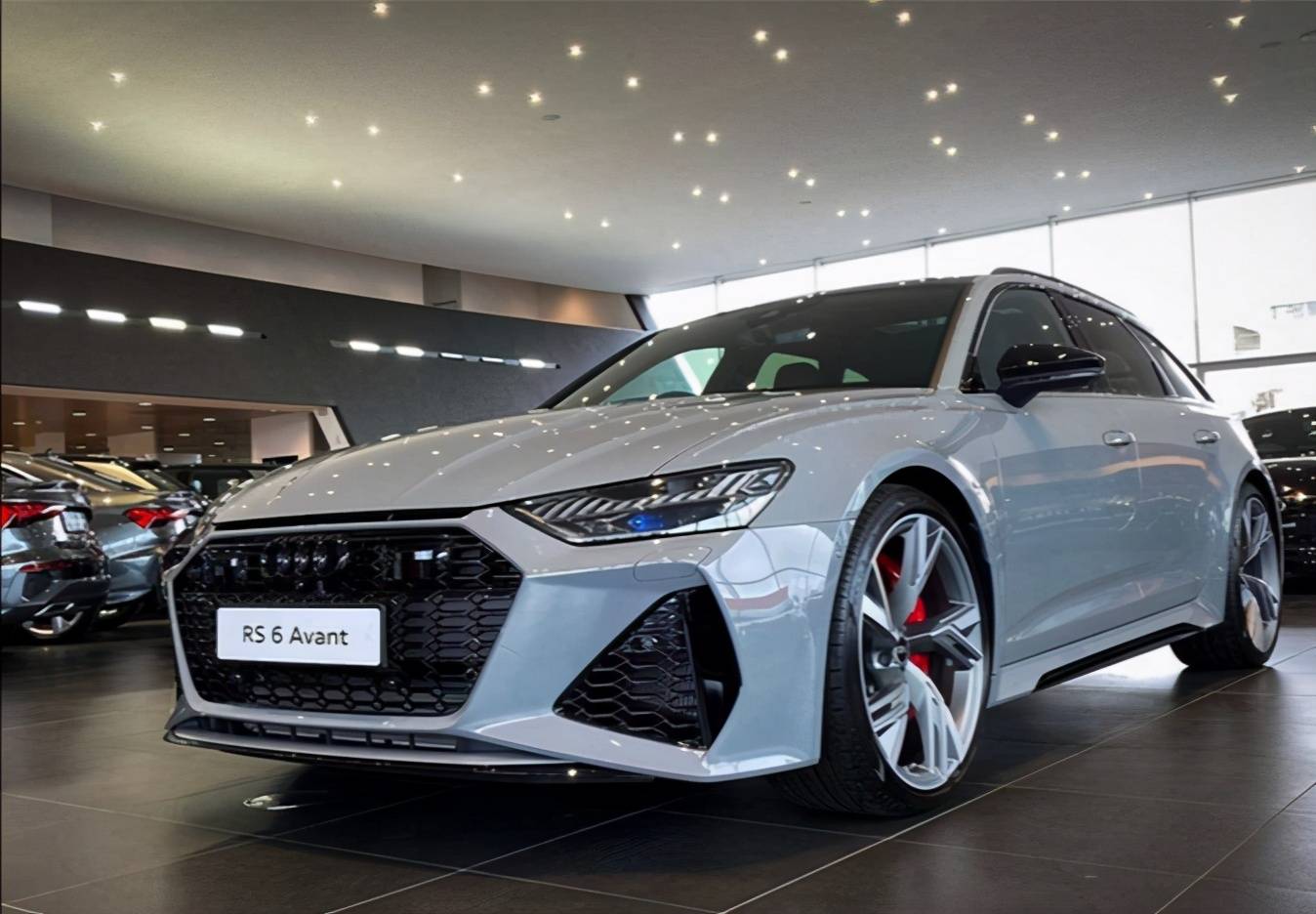 40t引擎空气悬挂全新奥迪rs6进店动感外观四驱真霸气