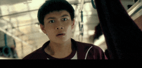 姚贝贝被几个男同学侵犯,她向张诚投来无助的目光,却又很快被人打断