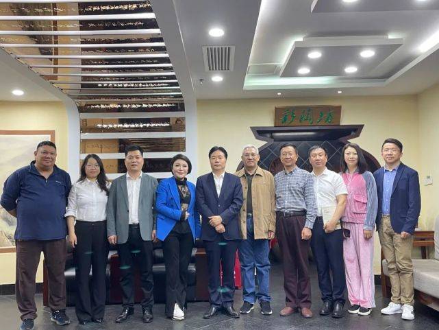 百家讲坛主讲人贾英华,中外酒业主编杨志琴一行走进仰韶参观交流!