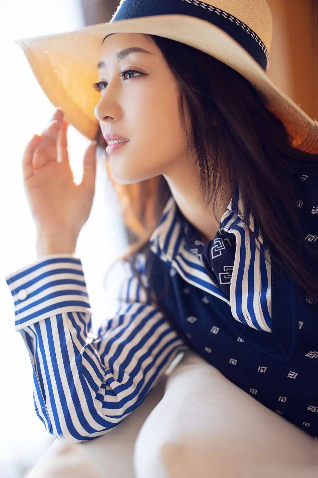 杨钰莹的穿搭,是蓝白和黑白色的条纹,清新中还有简约