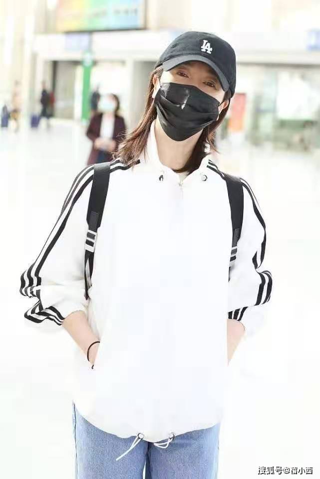 头发不过肩或者是刚刚过肩,扎不起高马尾,可以选择戴款棒球帽,利用