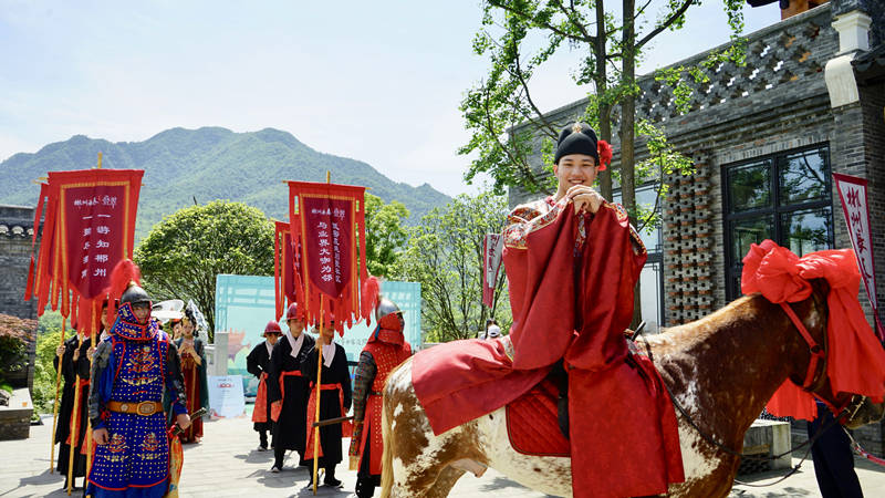 的盛大场景状元巡街,鸣锣开道"金榜题名时"乃人生一大幸事状元巡游