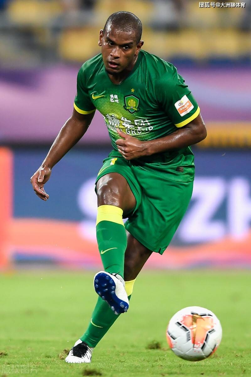 三场比赛一胜两负,不仅仅新签约的外援卢卡斯-索萨难以达到教练要求