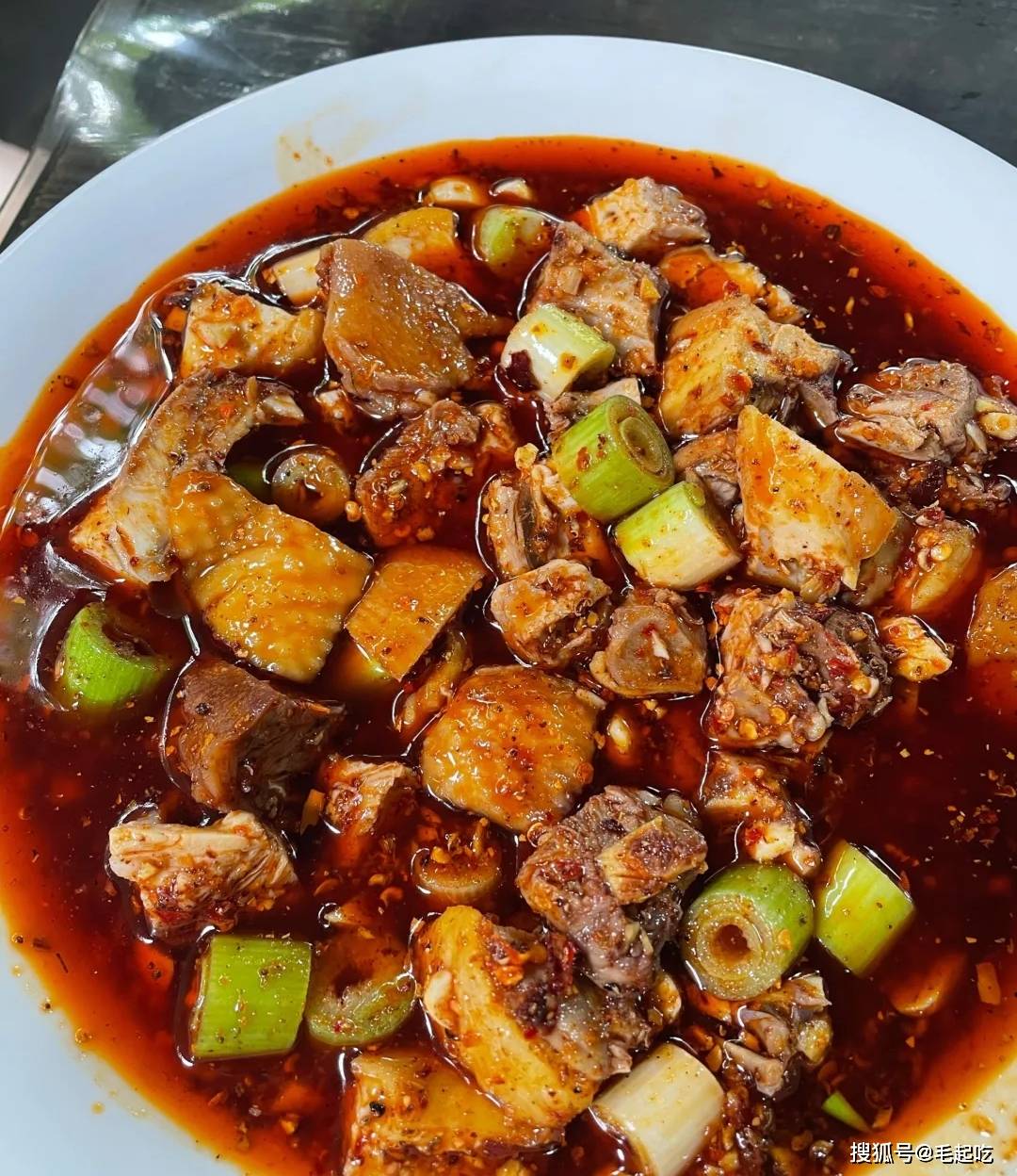 具体说一说他们家的菜品味道吧,首先就是红油鸡块,老廖告诉我们这是
