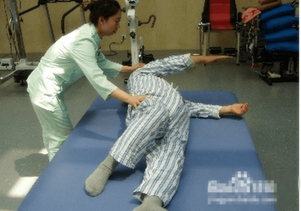 原创剖腹产后第一次下床有技巧别选在这3个时间段尴尬又遭罪