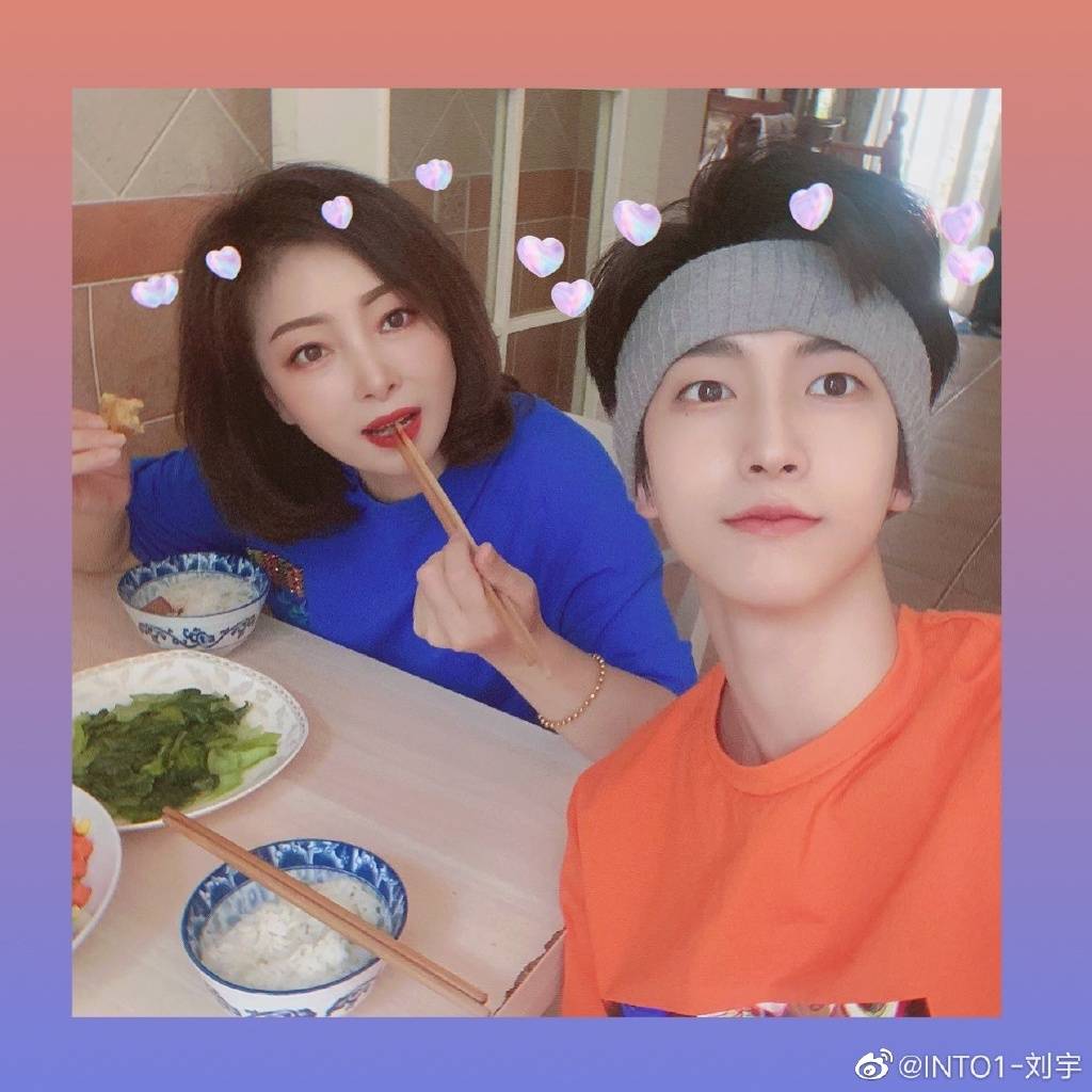 原创into1的母亲节本以为力丸妈妈够美了看到刘宇妈妈就惊为天人