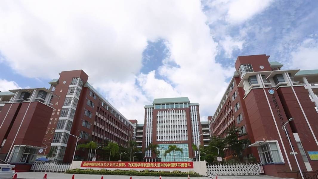 21,河源市:河源一中,田家炳实验中学,河源中学排在河源市前三位.