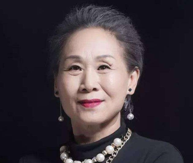 他曾是知名演员,因母亲生病而隐退,如今母亲知名度比他还高!_毛孩