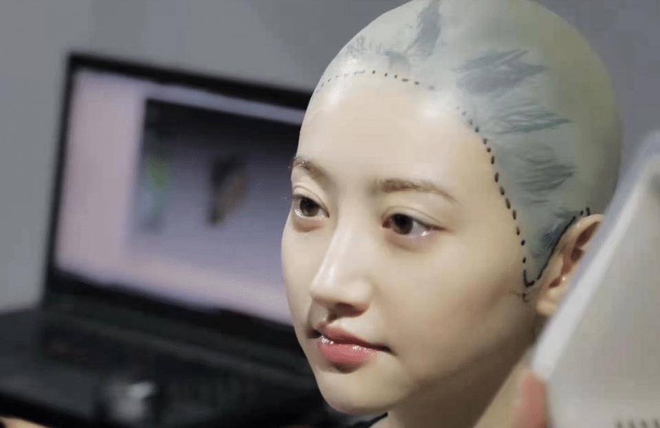 32岁景甜素颜似剥壳鸡蛋,皮肤比工作人员白10倍,连毛孔都没有