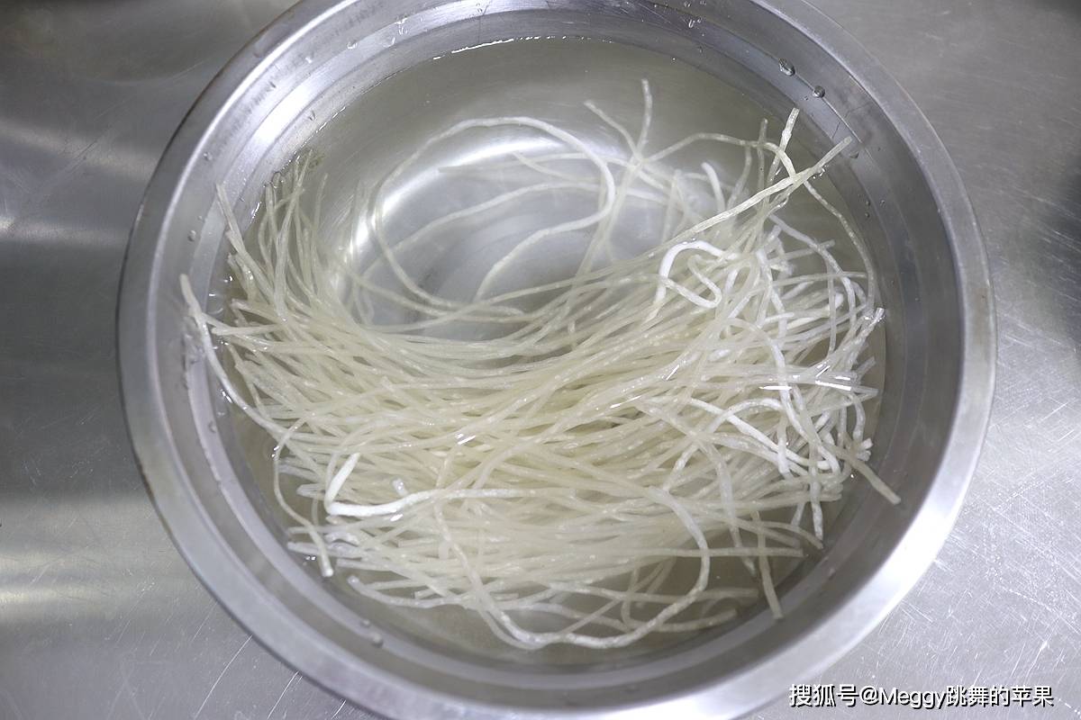 原创
高考营养晚餐巧搭配,3菜1汤,“牛气冲天”真下饭
---【牛气冲天——洋葱炒牛肉】------【青红椒炒白玉菇】------【圆白菜粉条】------【鲜美鸡汤】---