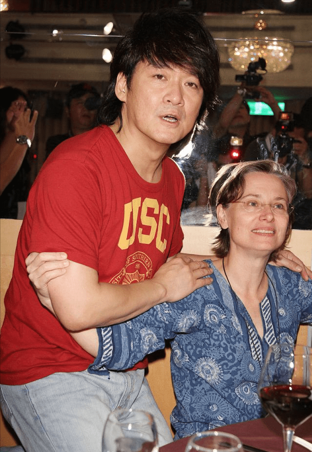 周华健罕见和美国妻子同框,61岁妻子头发花白,夫妻同框似母子_康粹兰