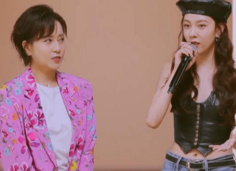 宋妍霏妈妈亮相舞台跳舞皮肤紧致身材完美网友还以为是姐妹