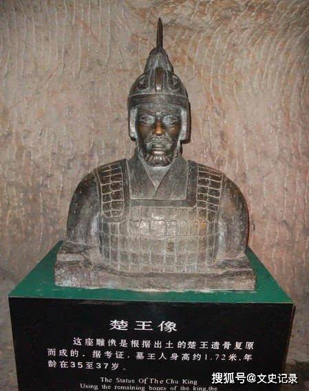 多亏了这些印章考古人员由此锁定了墓主人的身份——第三代楚王刘戊