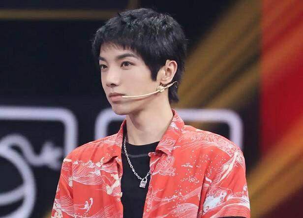 梦境之谜，解析梦见自己给女儿卖项链的深层含义