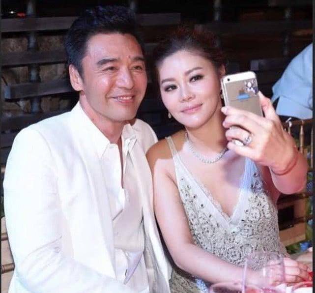 钟镇涛67岁生日获老婆晒恩爱夫妻合照示爱:守着陪着爱着你_范姜