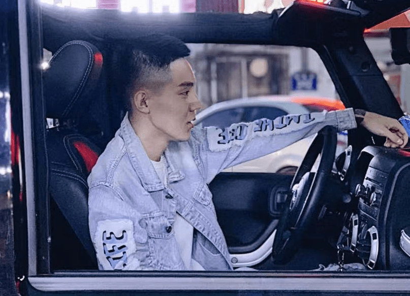 网红高迪现身北京驾驶赛车参加漂移锦标赛取得冠军奖杯