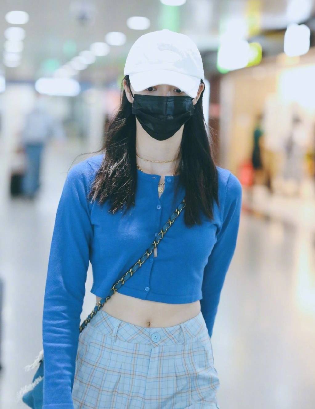 原创张碧晨机场真会穿长款外套内搭露腰装真抢镜