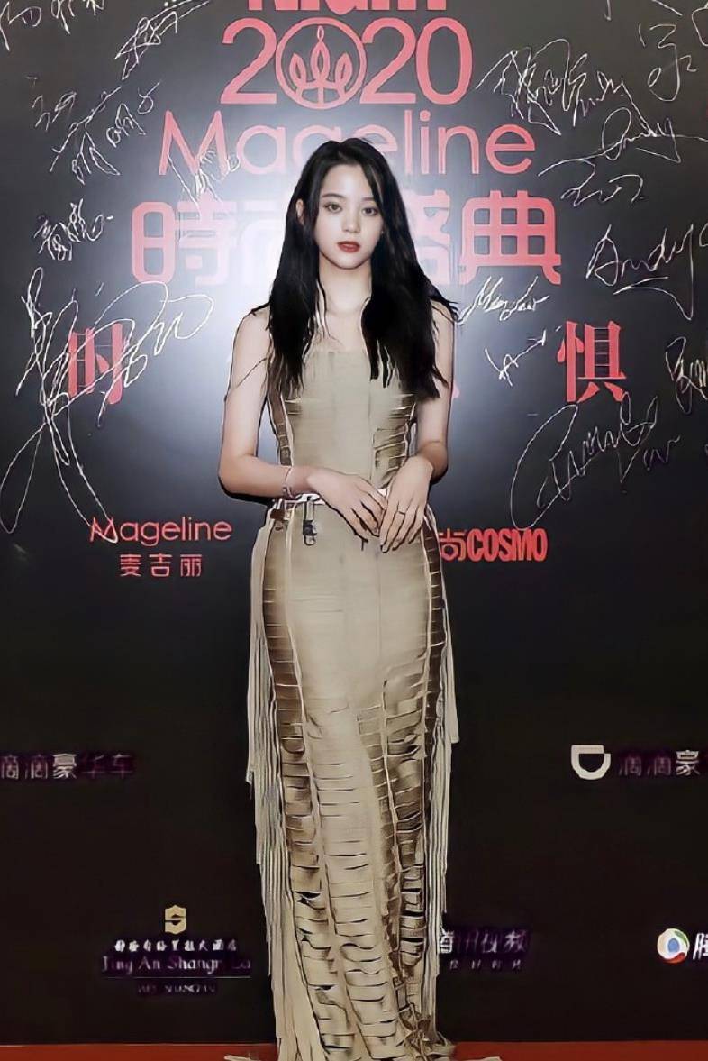 穿恨天高领奖:关晓彤被江疏影孟美岐架着走,欧阳娜娜像企鹅_女明星