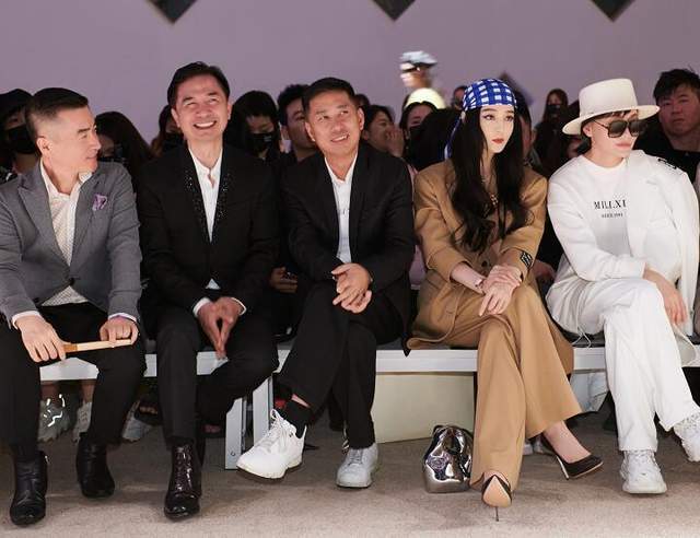 范冰冰参加晚宴被敬酒,优雅举起手中的红酒杯,礼貌回敬得体大方