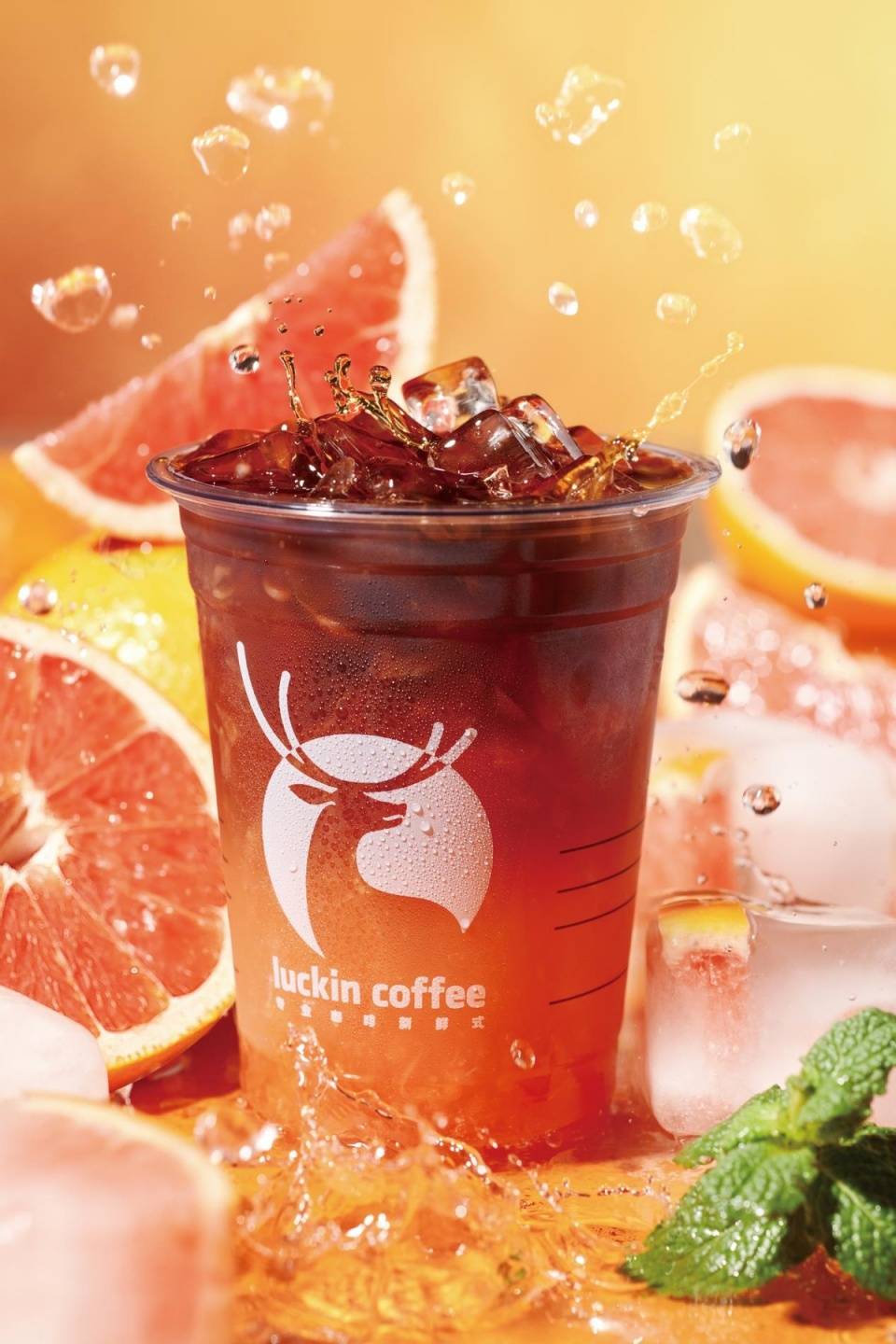 近日,两款广受好评的瑞幸神仙冰咖:西柚冰萃咖啡,黑金气泡美式冰爽