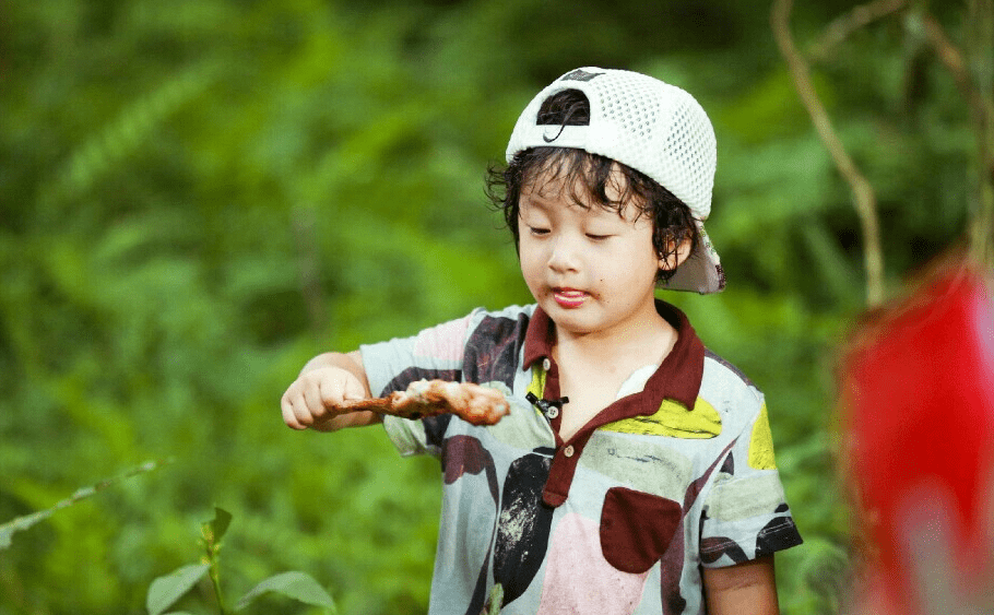 鄒市明夫婦亮相！冉瑩穎穿蕾絲前凸后翹秀豐滿身材超性感，不愧是拳王女人絲毫不輸女明星(圖4)