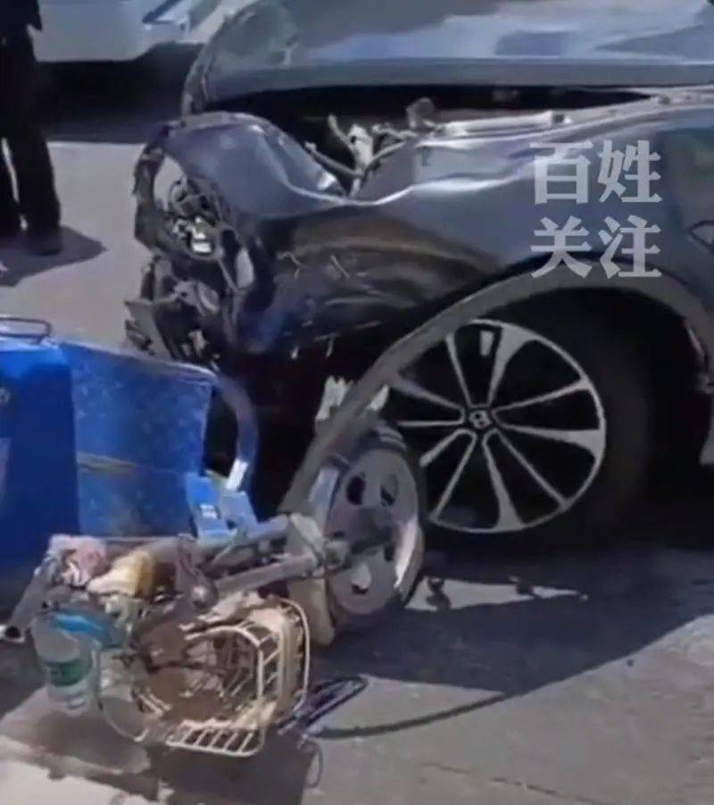 三轮车与宾利相撞宾利受损严重网友三轮车质量完胜