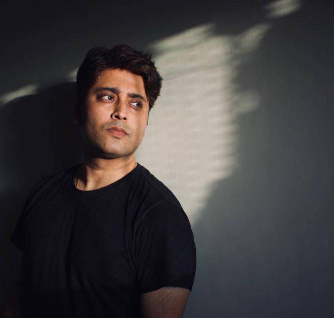 此前,印度宝莱坞演员索努·苏德在推特发文向中国求助,"我们正试图向