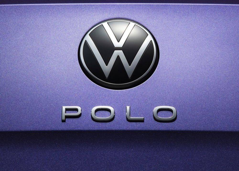 在中央大众logo的下方,新车同样采用了标志底下带字母的常规做法,虽然