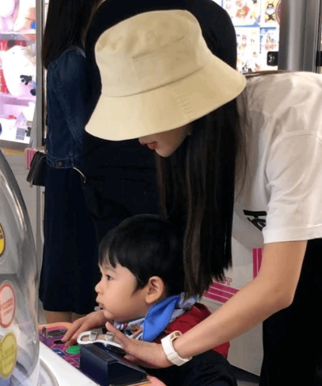 原创杨颖带儿子三亚度假犯烟瘾一根接一根地抽素颜现身险些认不出