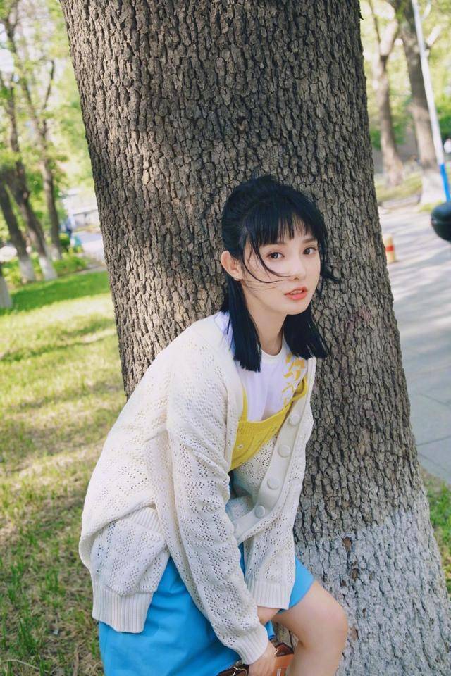 原创彭小苒晒男友视角照,穿针织衫配短裙扮校园女神,小黄人背心抢镜