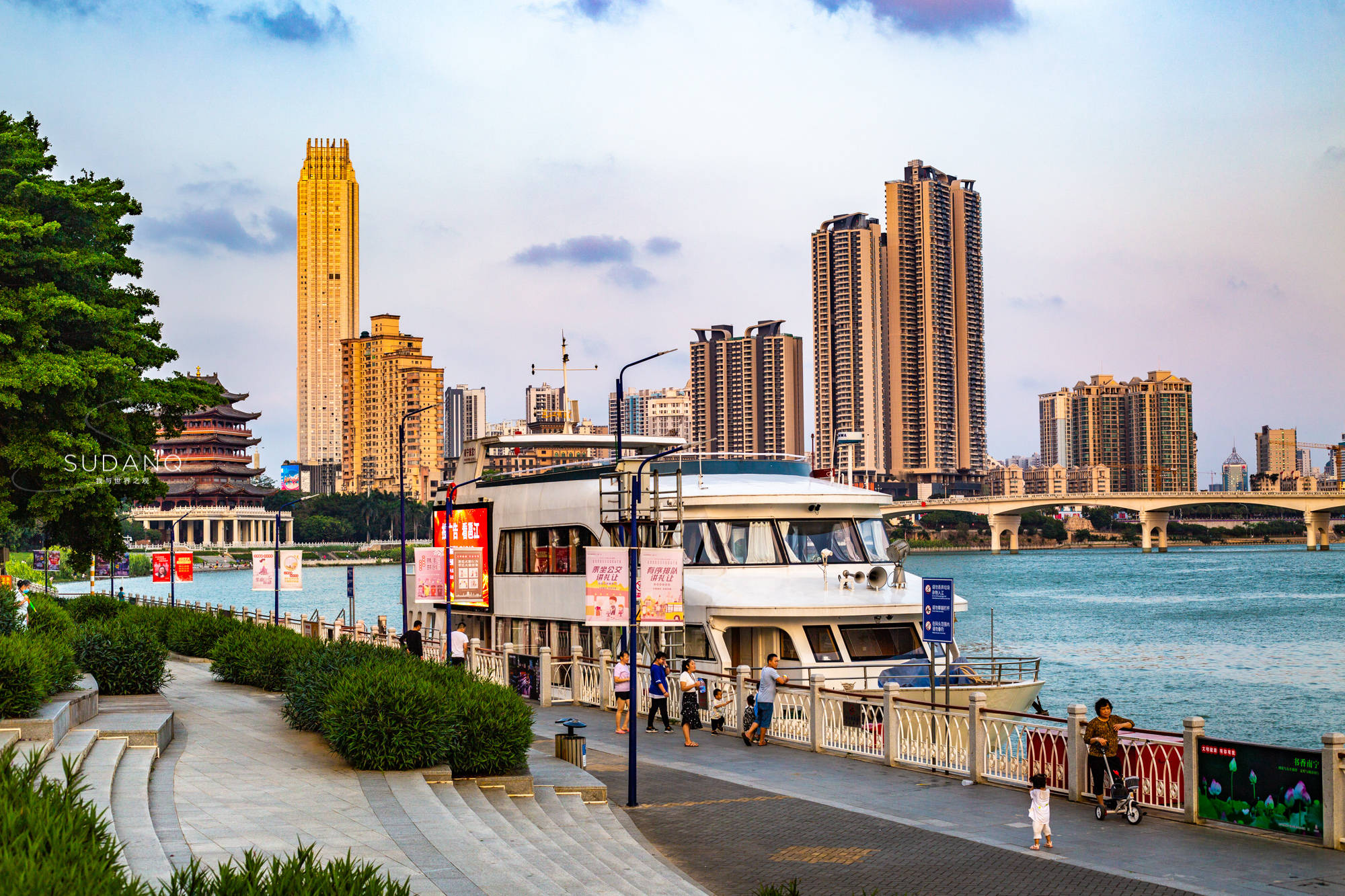 "邕江"是南宁人的母亲河,不少外地游客读错名字,夜游邕江太美_城市