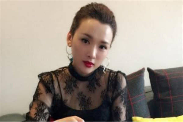 被赵本山偶然发掘,参演乡村爱情一夜走红,如今非常低调幸福_王君平