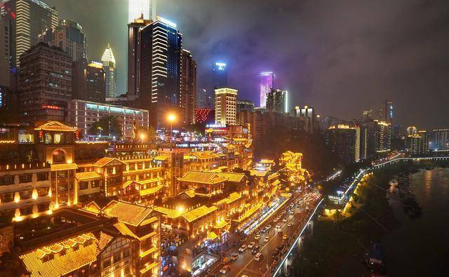经济总量超过一万亿的城市_冥币图片一万亿(2)