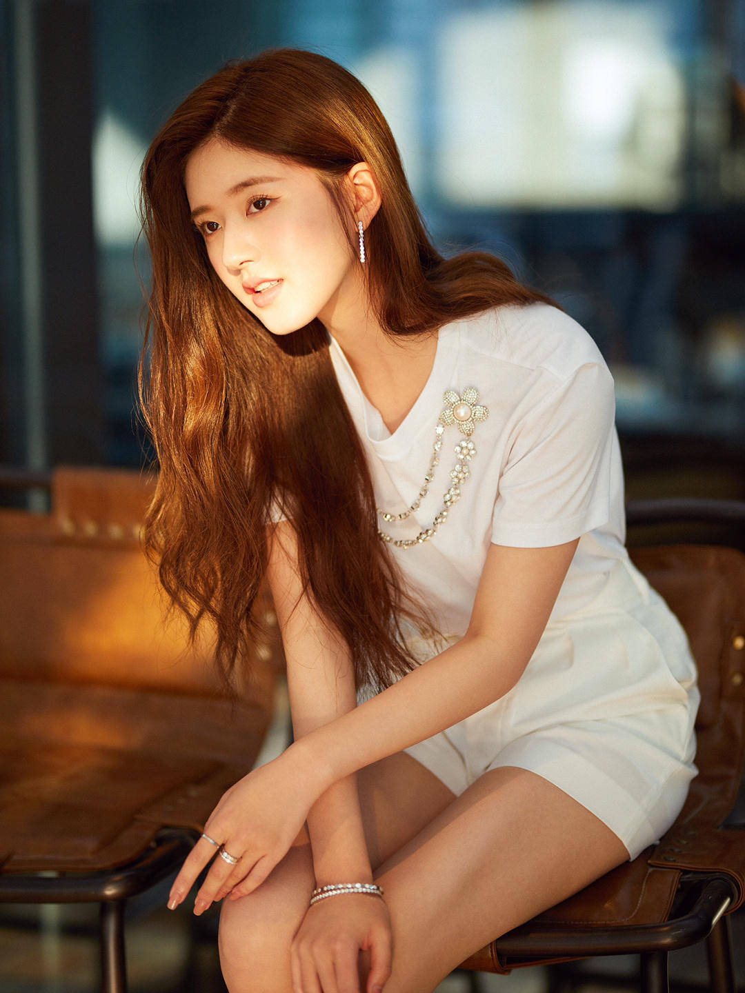 原创白色体恤搭配短裤赵露思高级坐姿性感十足大长腿白得发光