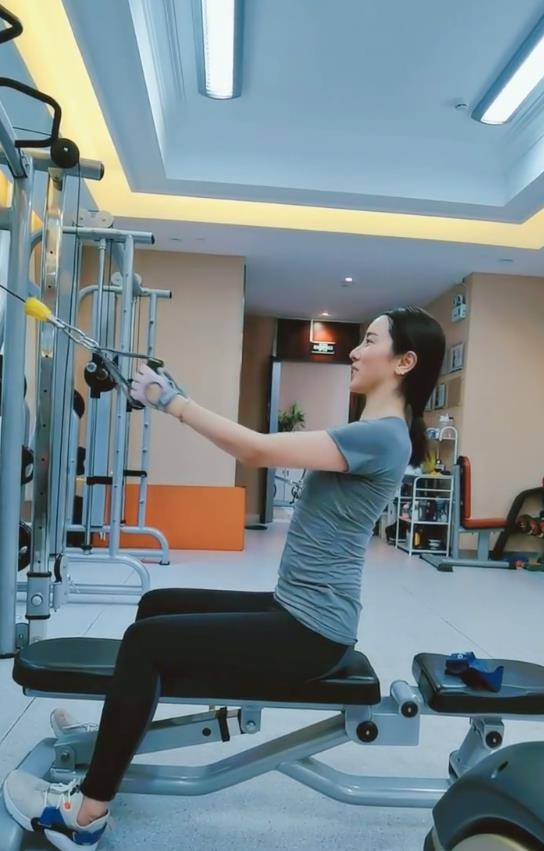 龙洋作为央视主持人,和其他明星们一样在镜头下工作,为了保持身材