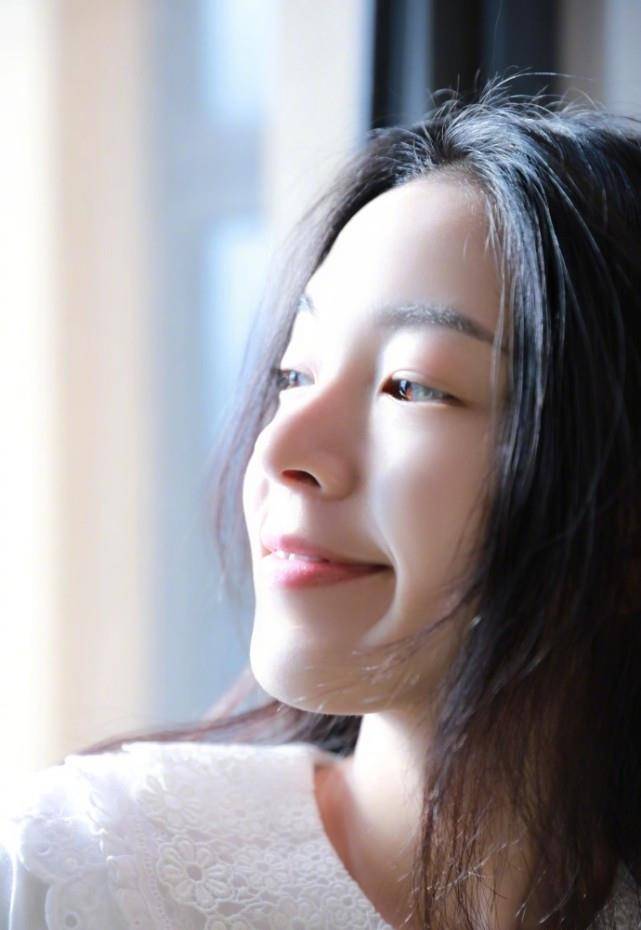 陈瑶只涂唇膏就出镜高清怼脸拍无所畏惧皮肤嫩白宛如瓷娃娃