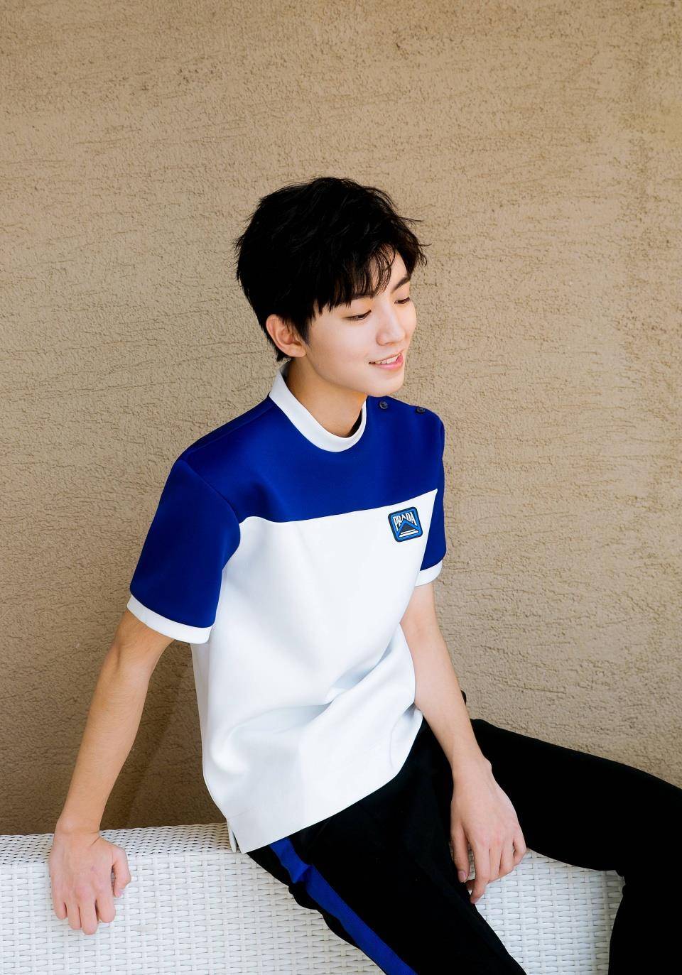 原创王俊凯三支新广告穿的是同一件衣服,除了节俭还有个特殊原因