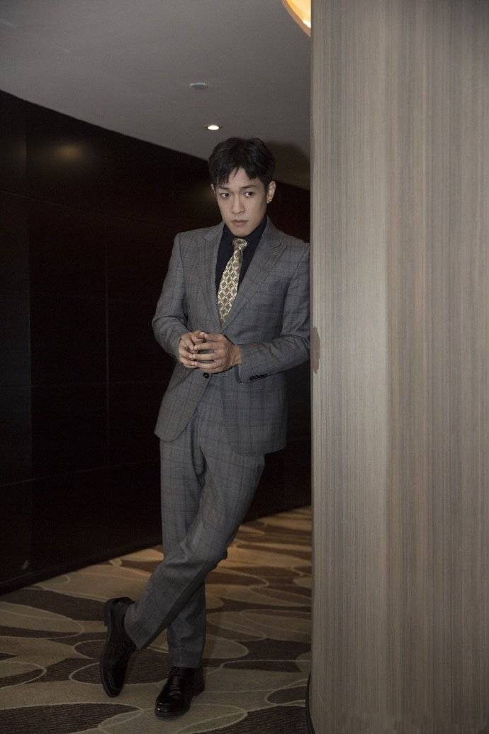 张丰毅与李若彤晒健身合照,皮肤色差明显