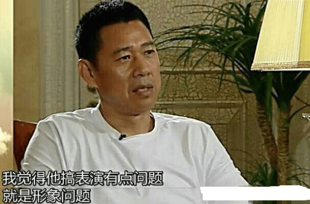张丰毅与李若彤晒健身合照,皮肤色差明显