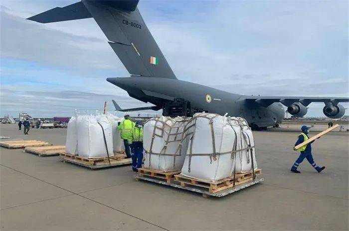 原创印度民众抹牛粪防新冠!美国送空氧气瓶,德国计划援助焚化炉?