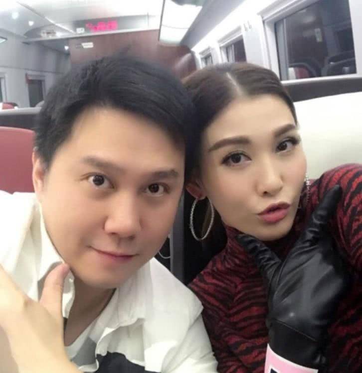 原创李彩桦的老公eric家境殷实,长相帅气,真可谓是白马王子的典范