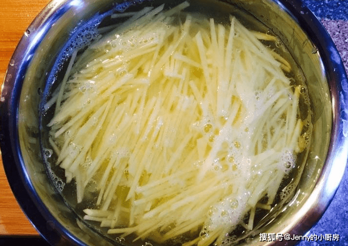 芹菜炒土豆丝做法不焯水 21b78aa6ff83405bb0a8f68e98f2a784.png