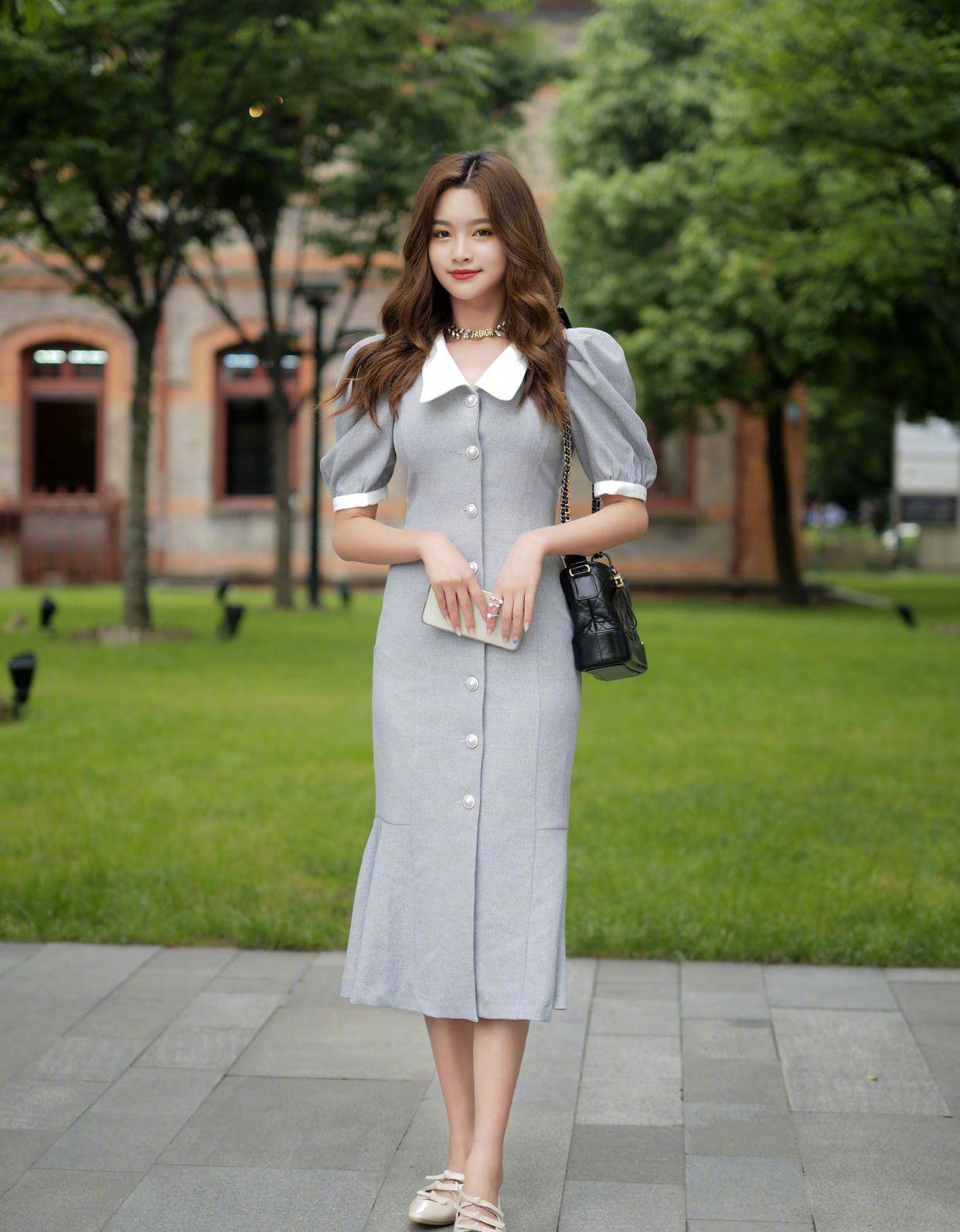 夏天还是穿裙子好看,学学这8套街拍裙装穿搭,简约又高级!