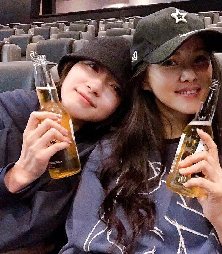 伊能静为万茜庆生一口闷酒,对方吓到忙劝少喝点