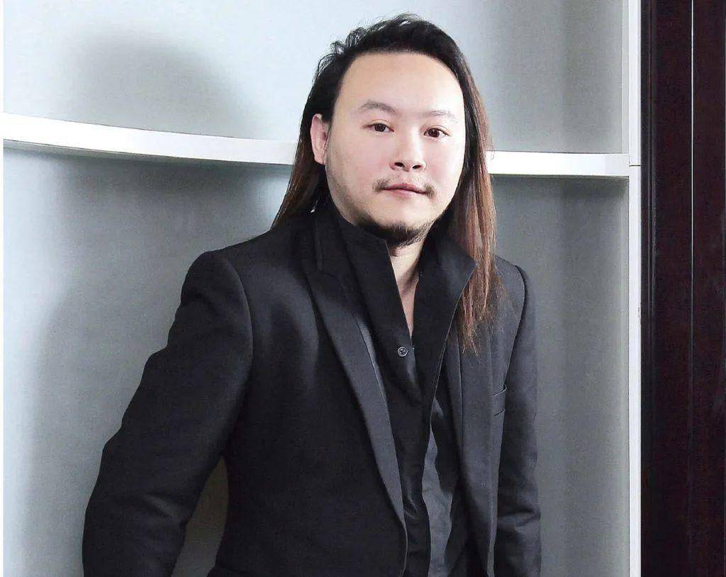 一个香港骗子伪装4年,骗了明星富豪4个亿:这个人性弱点,值得我们警惕