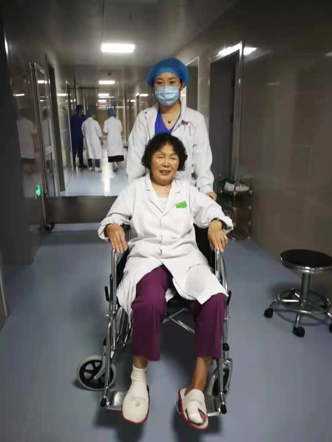 一张医生坐着轮椅去为患者做手术的照片火了