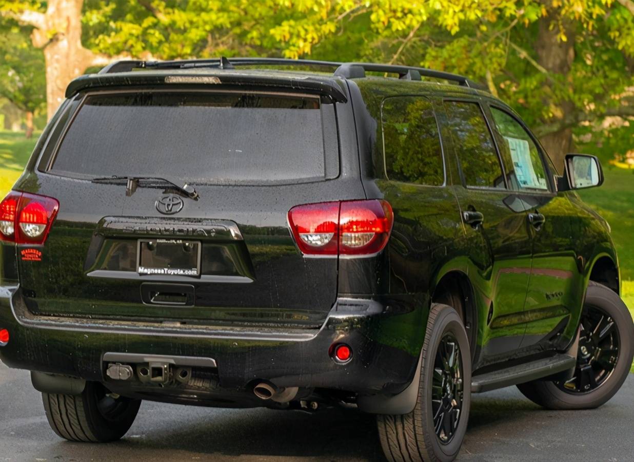 加大版陆巡来袭8缸引擎强悍四驱黑武士版红杉真霸气